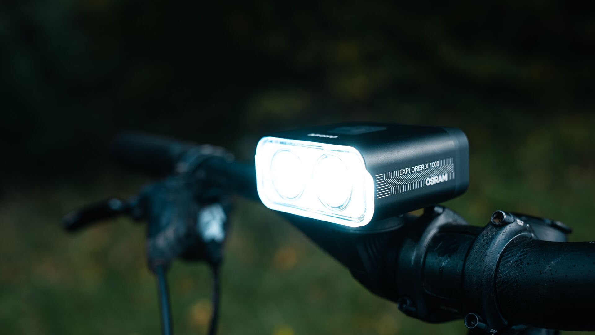 OSRAM LEDsBIKE EXPLORER X 1000 SET, set di luci per bicicletta ricaricabili - anteriore e posteriore, fuoristrada, con luce freno, tre modalità di illuminazione e luce lampeggiante, 1000 lumen