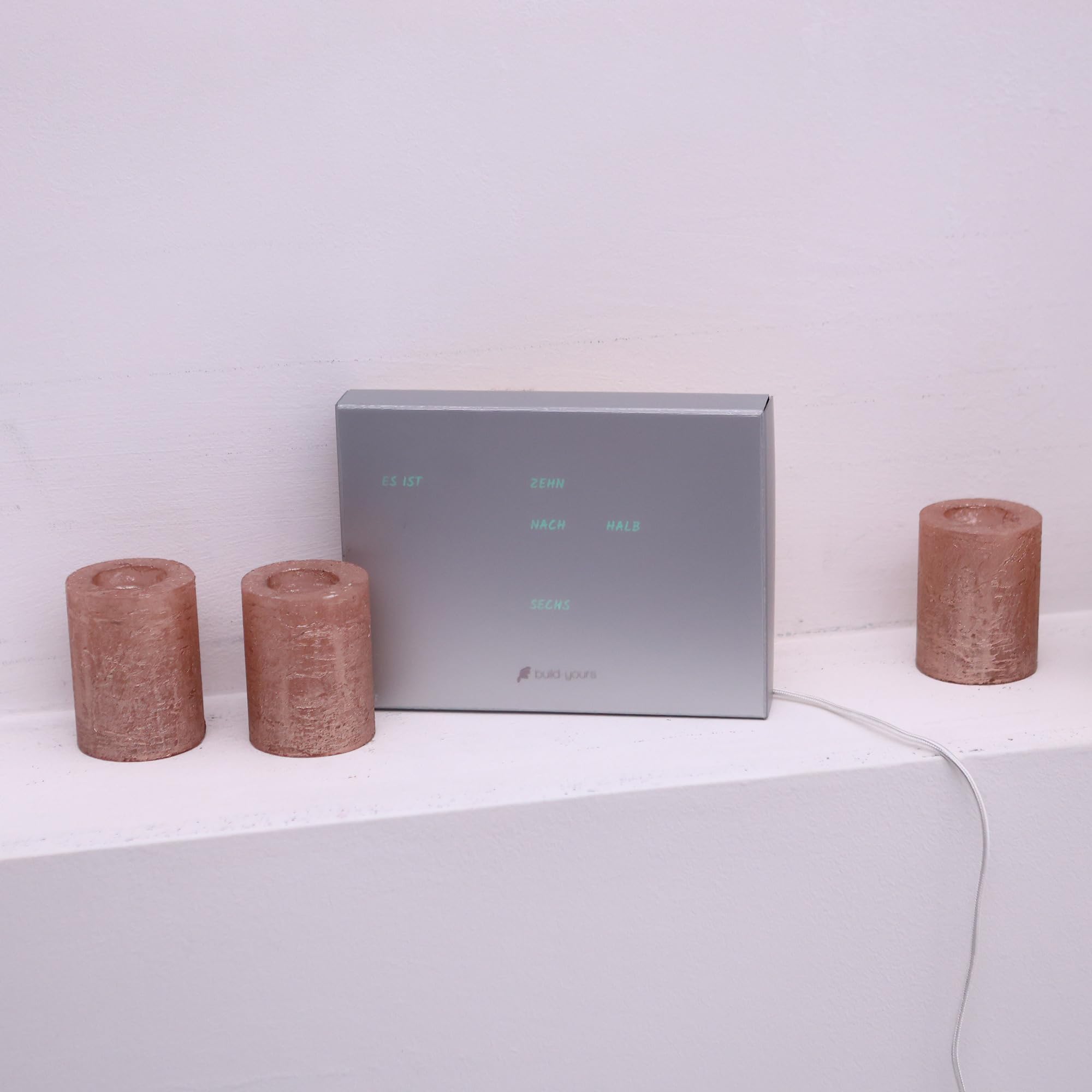 BoxClock Plain Gray - Reloj de mesa digital con pantalla LED, WiFi y soporte ajustable, reloj delgado para oficina, hogar y decoración moderna
