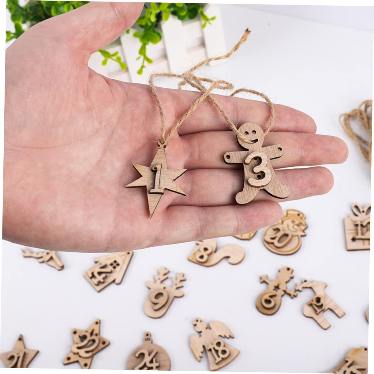 MAGICLULU 24pièces Calendrier De Bois Pendentifs Décoration Suspendue Pratique pour Placard Et Accueil Invités