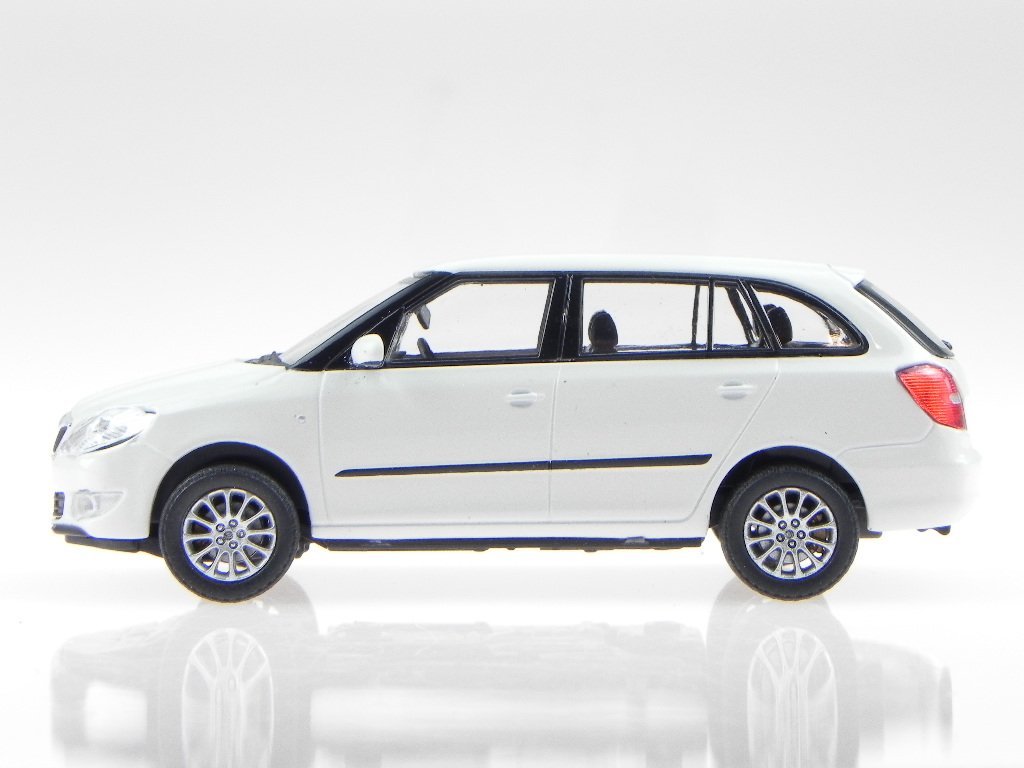 Skoda Fabia 2 Combi 2010 New Logo White Model Car 024E Abrex