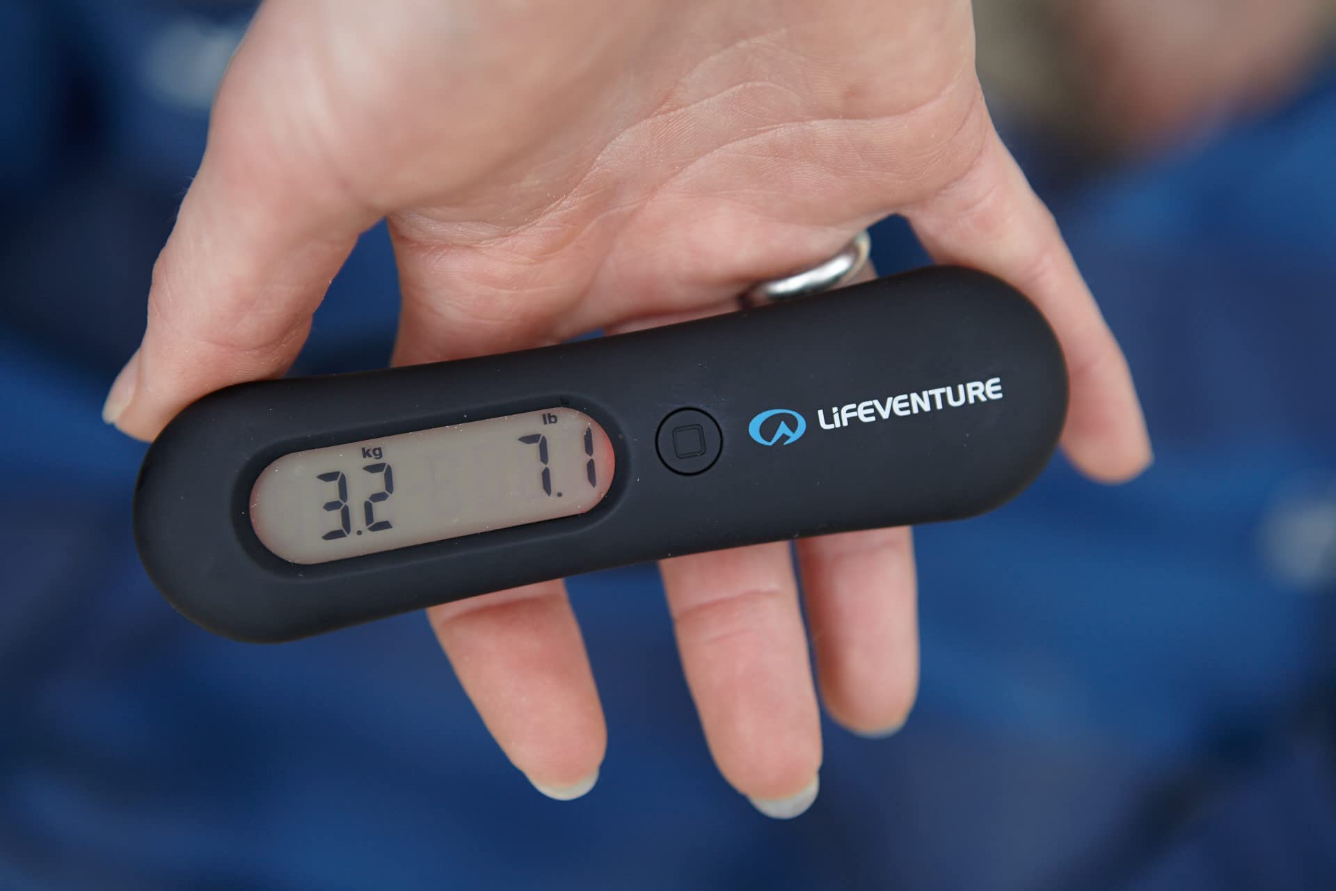 Lifeventure Przenośna cyfrowa waga bagażowa do walizki podróżnej z funkcją tary, maksymalna pojemność 50 kg, czarna