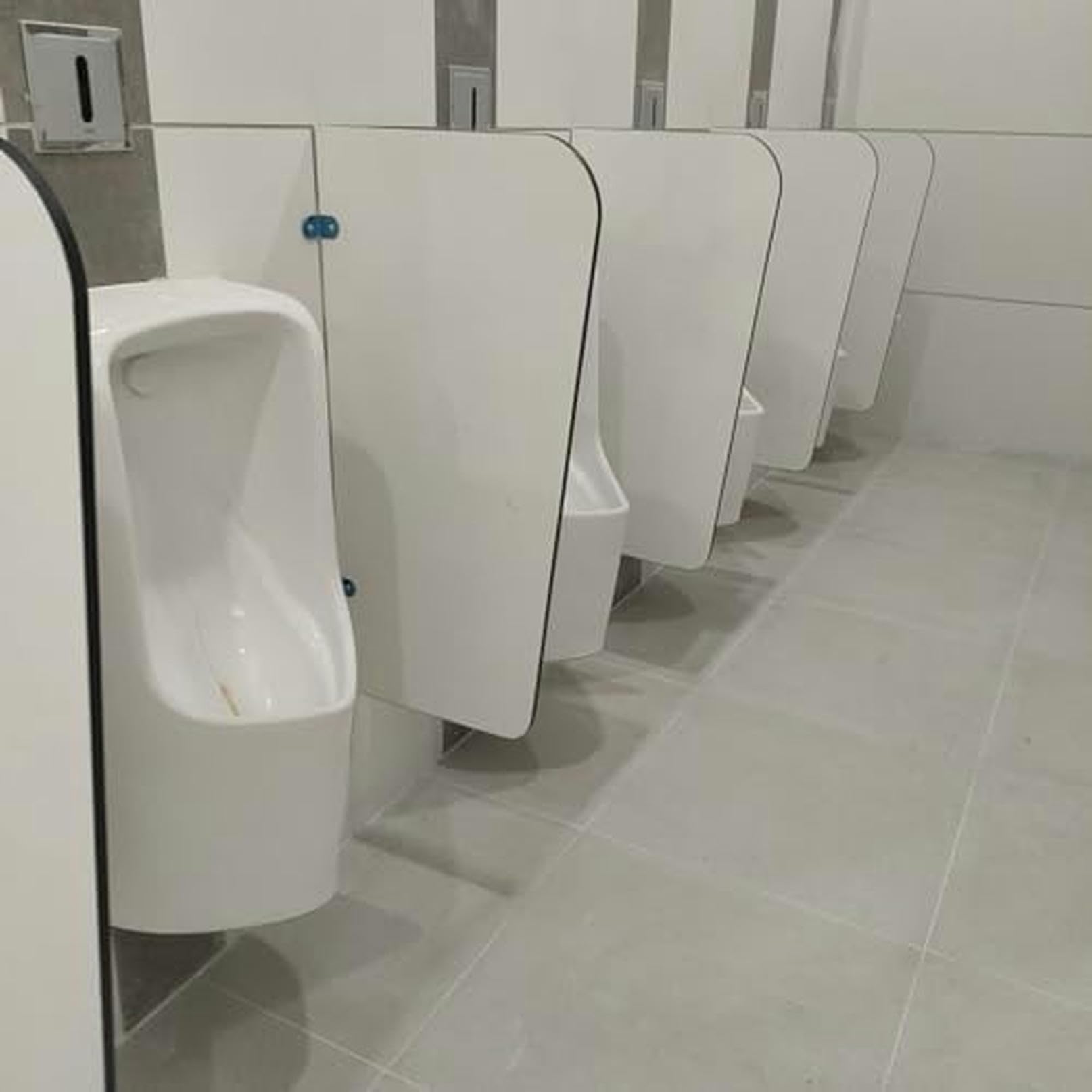 Séparateur d'urinoir pour toilettes publiques afin d'isoler l'espace