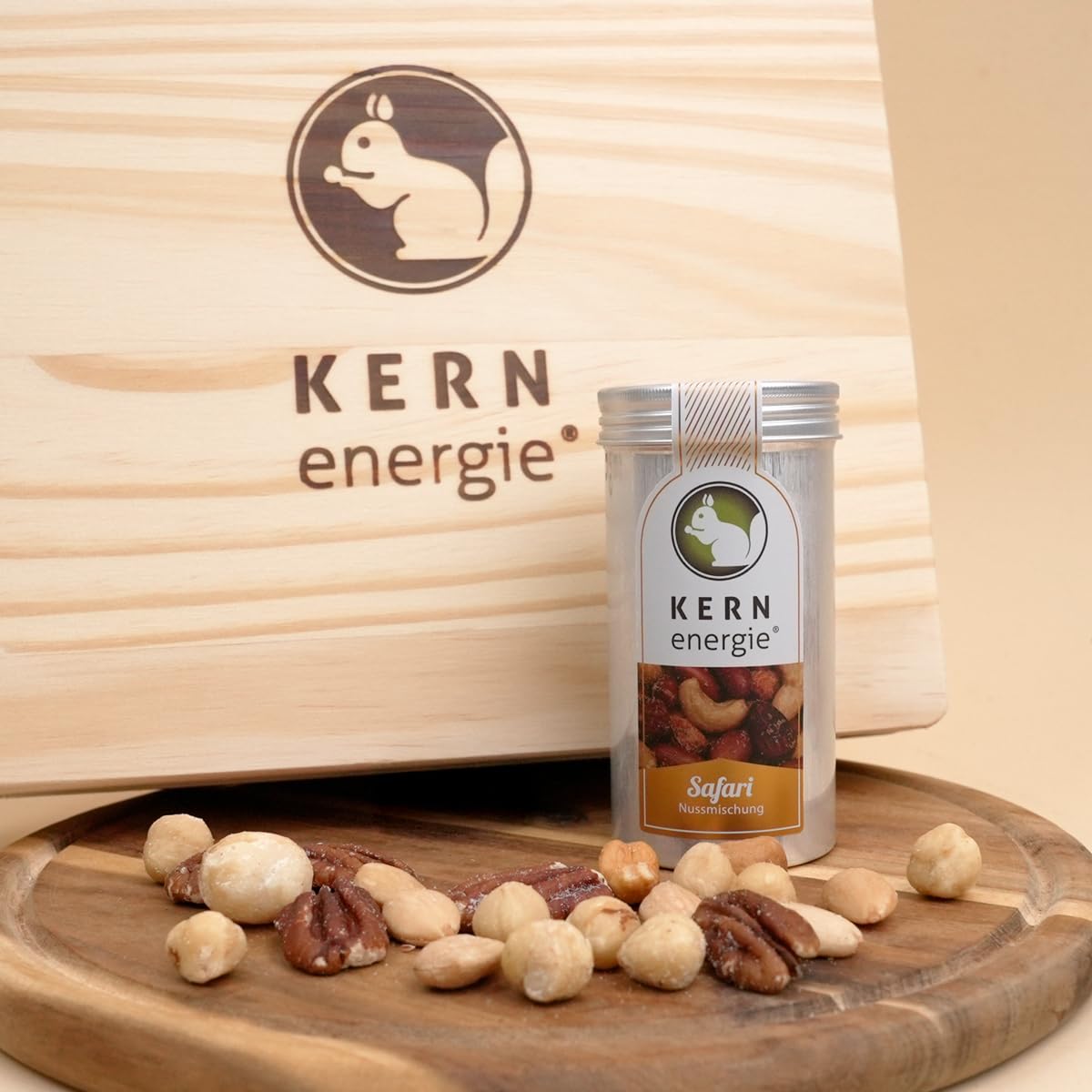 KERNenergie Geschenkset In Holzbox - frisch geröstete Nüsse in eleganter Holzbox, Nussmischungen, schokolierte Nüsse & Früchte und gebrannte Haselnüsse - Ein Geschenk für Jeden Anlass – 750g