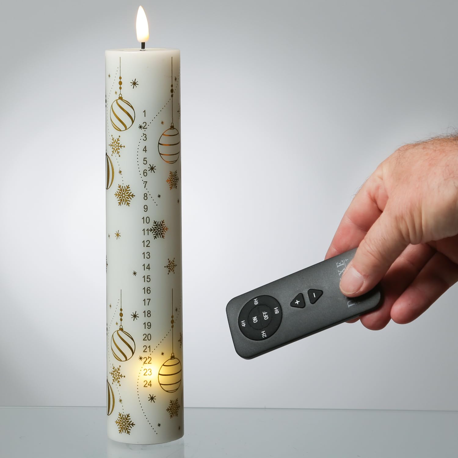 MARELIDA LED Adventskalenderkerze mit 24 Zahlen Deluxe Homeart Weihnachtskerze mit Fernbedienung und Batterien H: 25cm Echtwachs Adventskerze Kalenderkerze (weiß/gold)