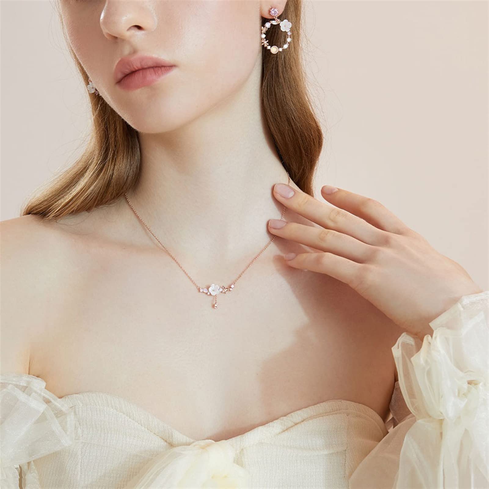 Collares colgantes Collar de flores de mariposa de plata 925 Accesorios de cadena de clavícula de lujo ligeros dulces y encantadores para mujeres