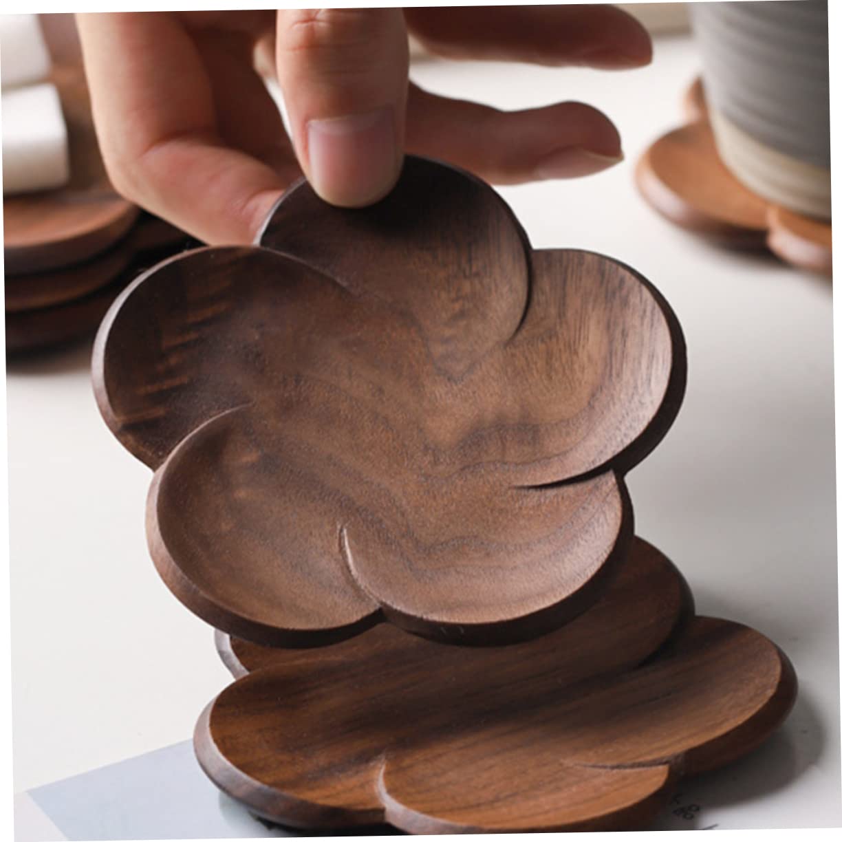 Posavasos de Madera de Nogal Negro Diseño de Pétalo, 4 Piezas | Marrón, para Taza Cerámica y Taza de Té, Estilo Decorativo Artístico, Protege la Encimera