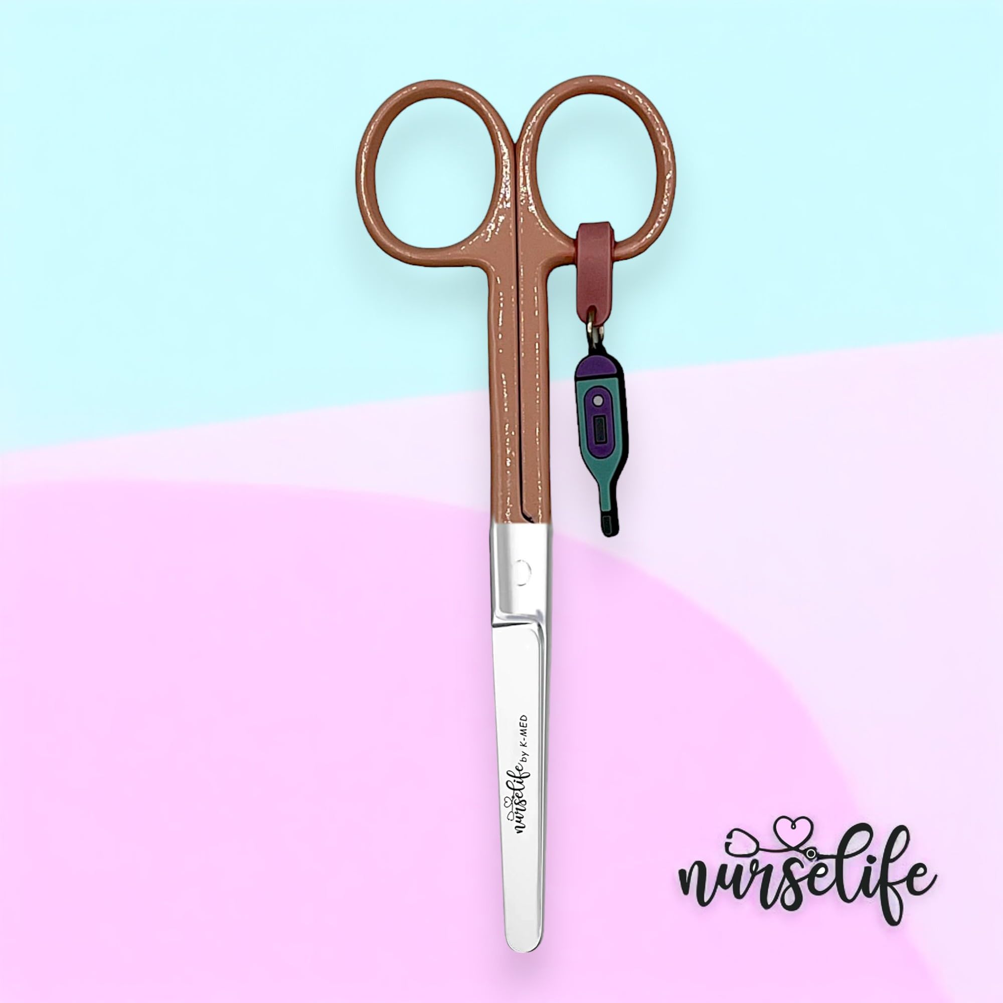 Nurse Life Pack 2 Tijeras Enfermeria Mayo y Pico Pato - Punta Roma | Ideal para Bolsillo y Porta tijeras Enfermeras con Apuros, Punta Redonda Profesional, I love it, Vendaje. Acero pulido. Rosa