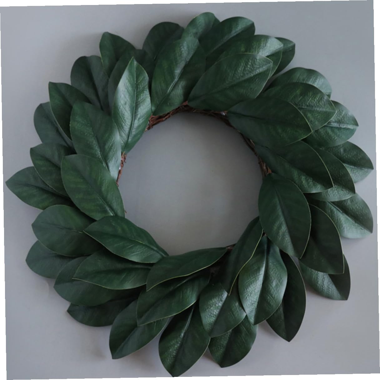 Levemolo Realistischer Magnolienkranz aus Kunststoff und Rattan Handgefertigter Türkranz für Wanddekoration und Festliche Atmosphäre im Frühling und Sommer