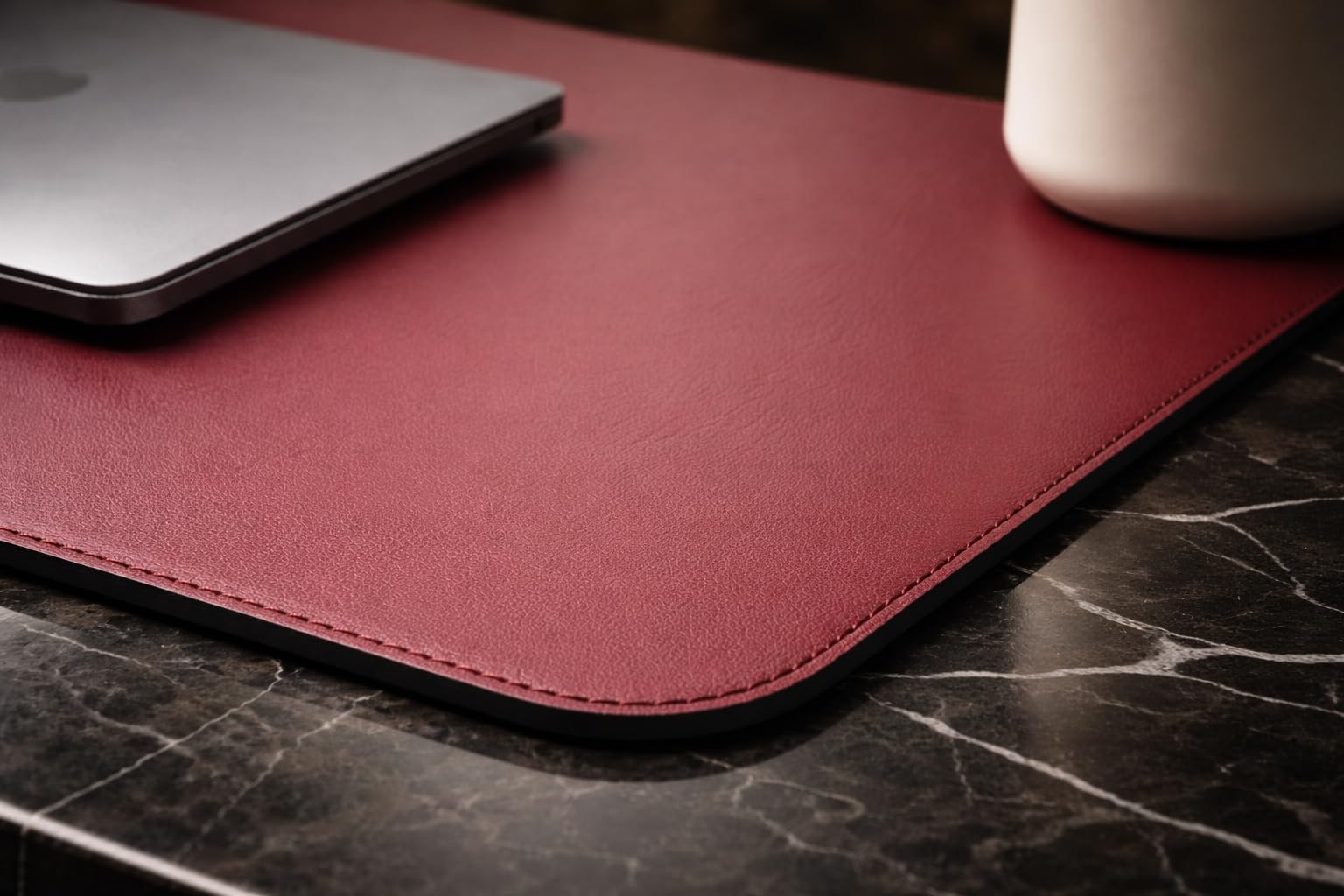 Schreibtischunterlage aus Leder, Personalisierbar mit Textgravur - Firmenlogo — Handgefertigte Deskmat mit Rückseite aus Naturkork — Made in Italy (Burgunderrot, 80x40 cm)