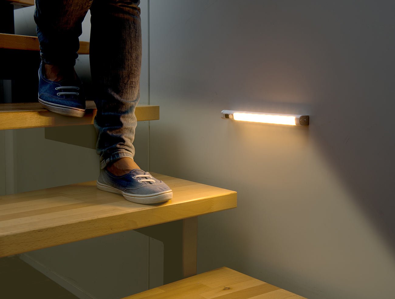 Lunartec Lichtleiste kabellos: Schwenkbare LED-Lichtleiste, PIR-Bewegungsmelder, 9 SMD-LEDs, warmweiß (Treppenbeleuchtung ohne Strom, Treppenbeleuchtung ohne Kabel, Treppenlicht batteriebetrieben) Beleuchtung