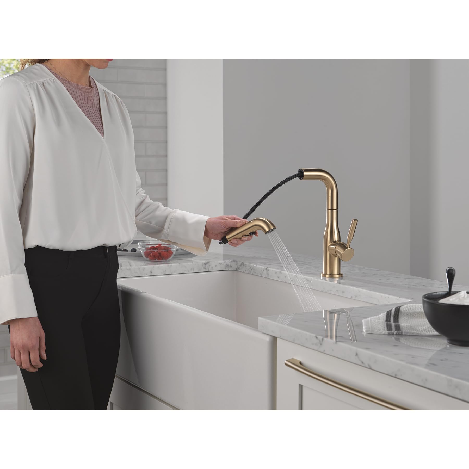 Delta Almari Grifo de cocina extraíble, grifo de cocina dorado con pulverizador extraíble, grifo de fregadero de cocina con base magnética, bronce champán 16943-CZ-DST