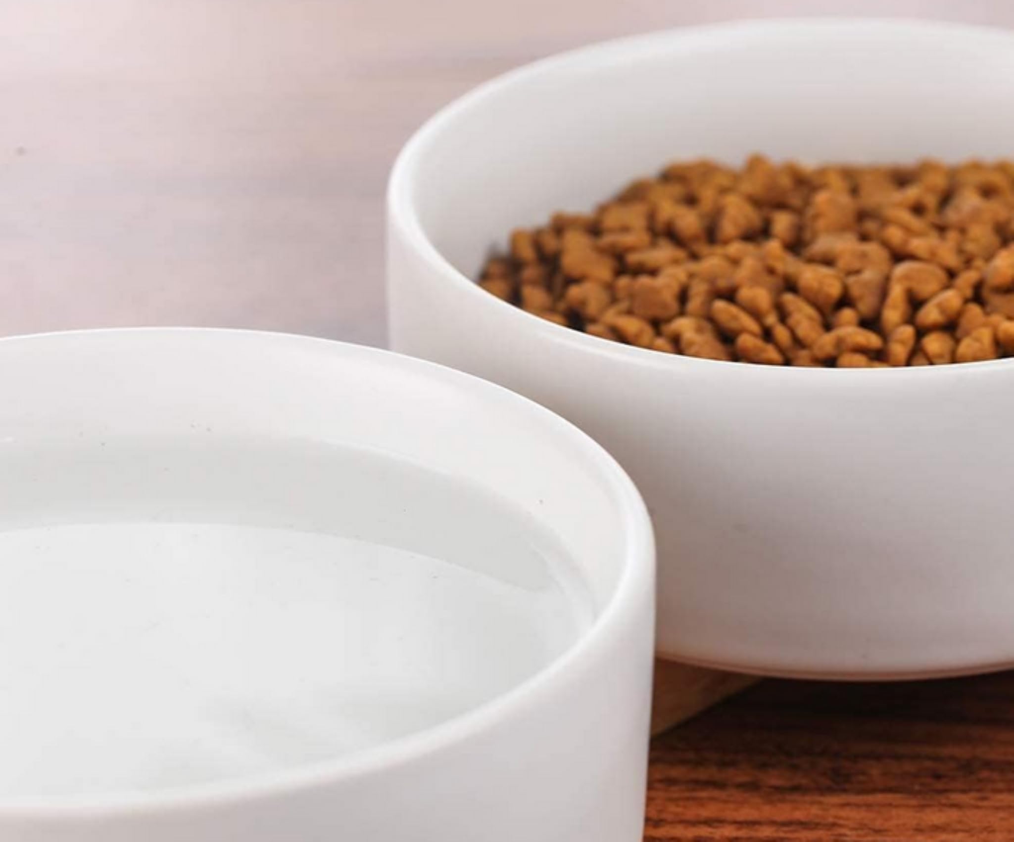 2 comederos de cerámica para perros con soporte de madera de bambú, antideslizante, comedero doble, 600 ml, para gatos y perros, cerámica, apto para lavavajillas, color blanco
