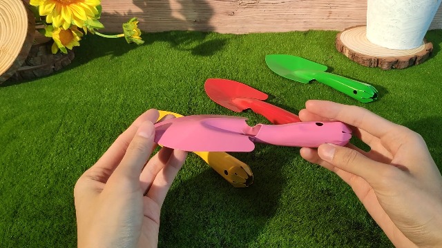 Set de 50 Mini Palas de Metal Coloridas para Jardín miniatura 7