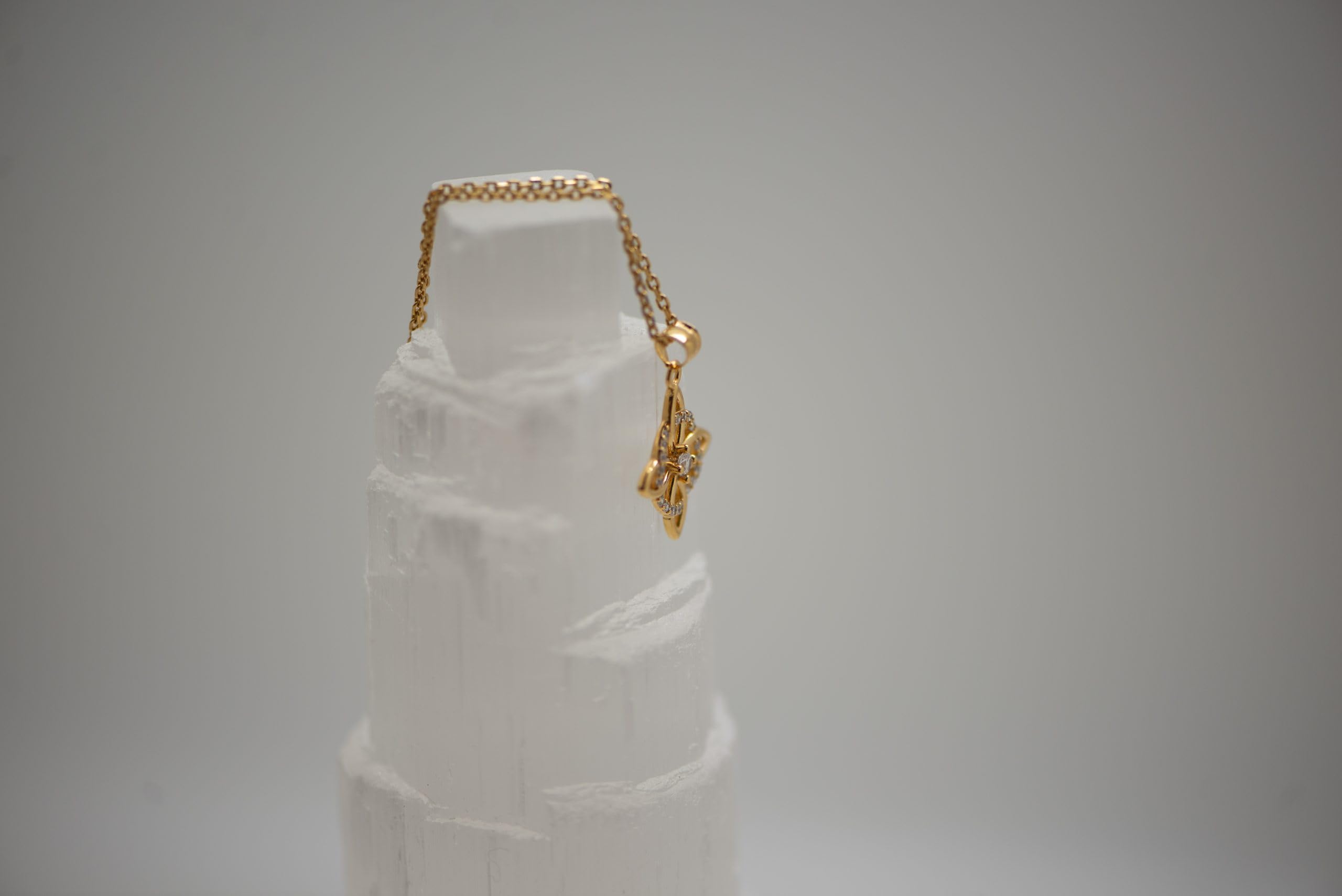 Colgante Nudo de Bruja Chapado Oro 18K y Circonitas