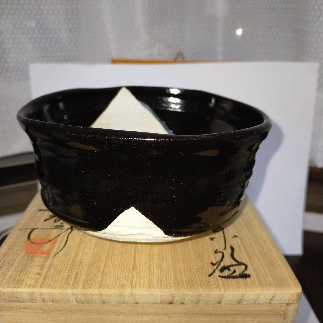 Ceramic artist Norihiko Ogiso, Black Oribe Rice Bowl. *Wooden box is not included if shipped overseas