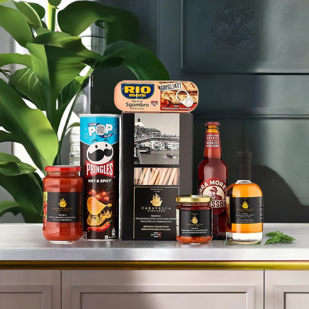 Caravella Fine Food – Italienisches Feinkost Geschenkset „Peperoncino“ – Chili Spaccatelli Pasta, Chili Olivenöl, Arrrabbiata Saucen, Burschetta-Chilisauce,Makrele in Olivenöl mit Chili, Bier, Snacks