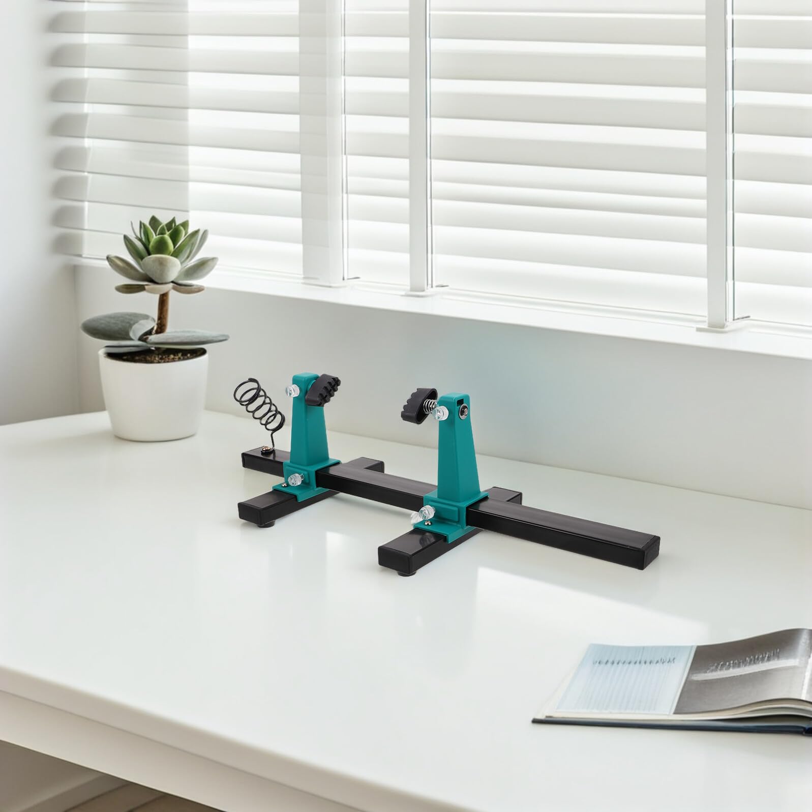 Soporte Pcb Ajustable con Rotación y Pinza de Precisión para Reparación Electrónica y Soldadura Segura con Soporte para Soldador y Base Firme para Mesa de Trabajo