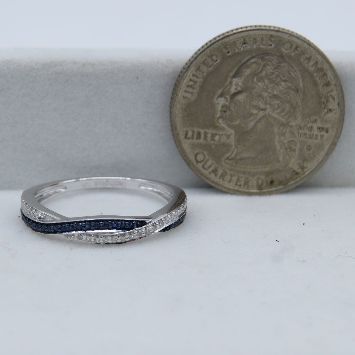 10 K oro redondo diamantes y azul Sapphire, apilable aniversario banda de boda Swirl anillo