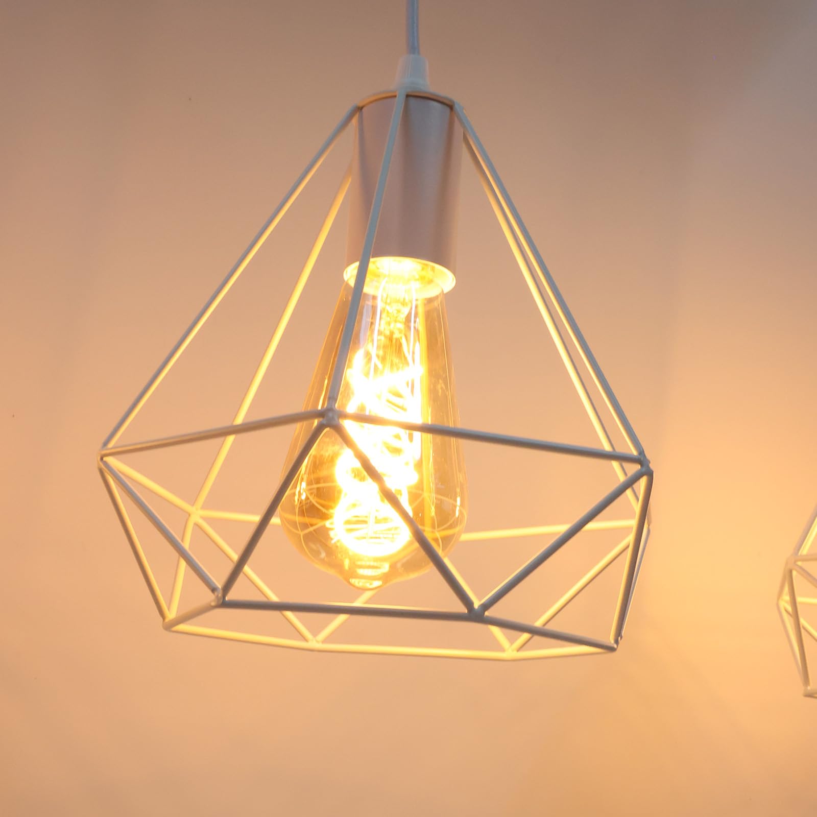 Alpinaluz Lámpara Colgante Lineal 3 Luces 75 cm de Madera Natural con 3 Pantallas de Jaula Metálica Blanca, 3x E27 y Altura Ajustable, Estilo Nórdico para Isla de Cocina, Comedor o Salón