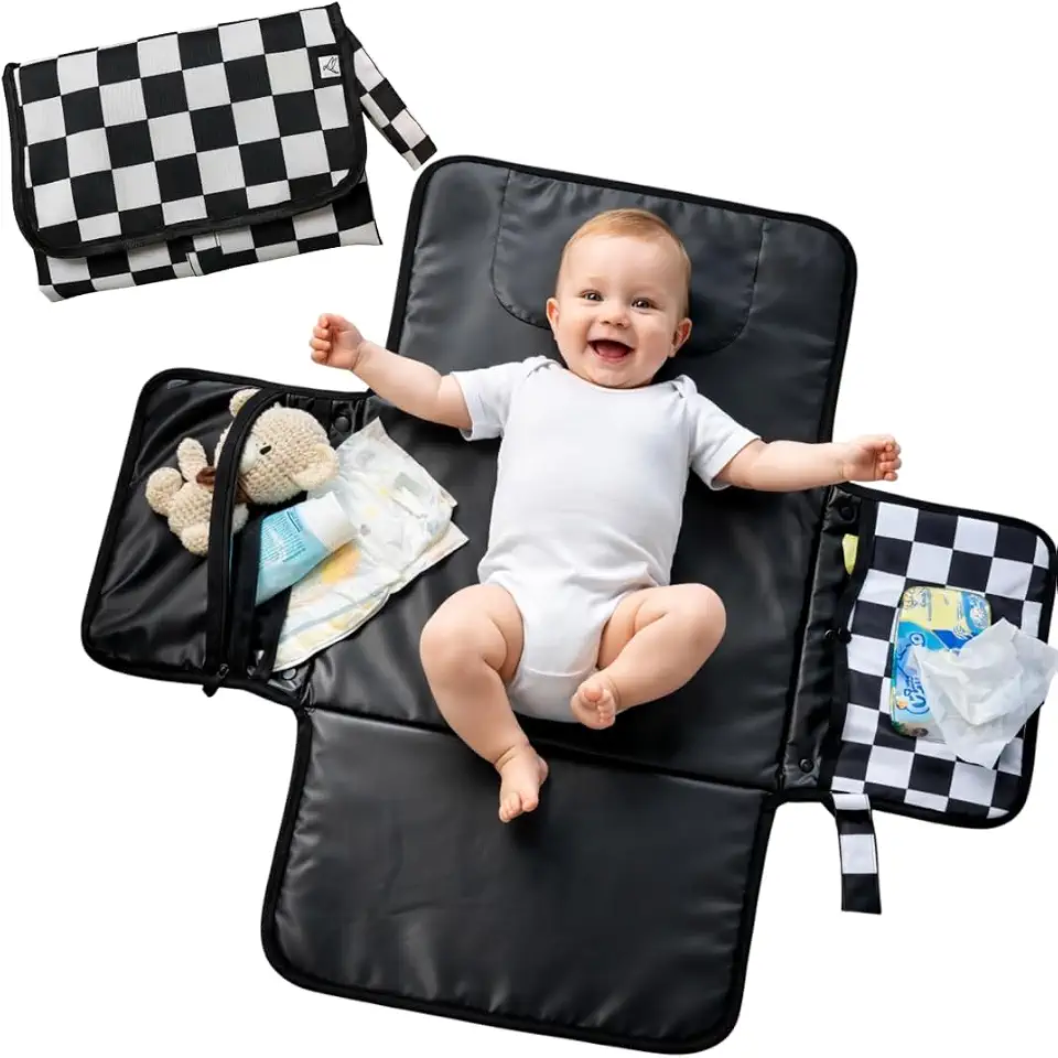 Trocador de Fralda Portátil Essentials Akinotori — Compacto e Dobrável, Interior à Prova d’Água, Bolso com Zíper Impermeável, Porta Lenços e Alça para Pendurar - Cor Xadrez Preto e Branco