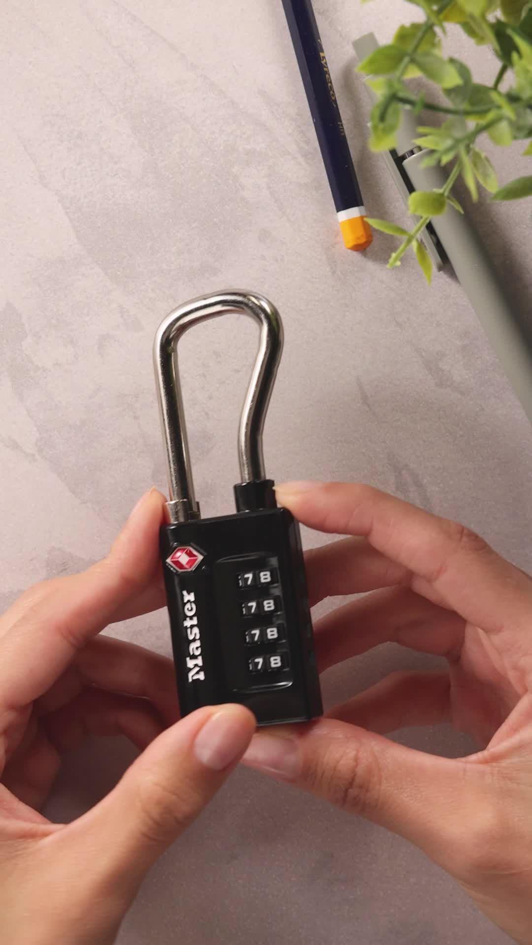 Master Lock Lucchetto TSA Con Combinazione – Sicuro Per Bagagli – Viaggia Senza Preoccupazioni (1-5/16")
