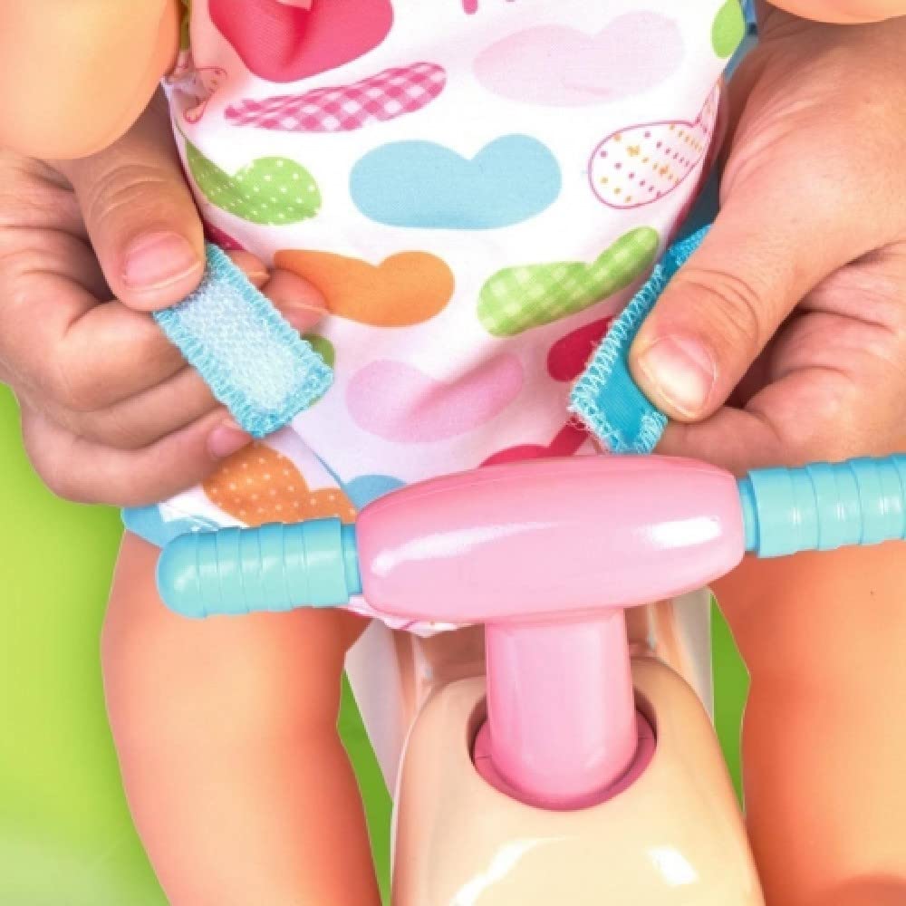 Nenuco - Triciclo, Set Giocattolo con Bambola, Accessori e Triciclo con Ruote e Cintura per portarlo Sempre con Te, per Bambine e Bambini di 3 Anni, Famosa (700017103)