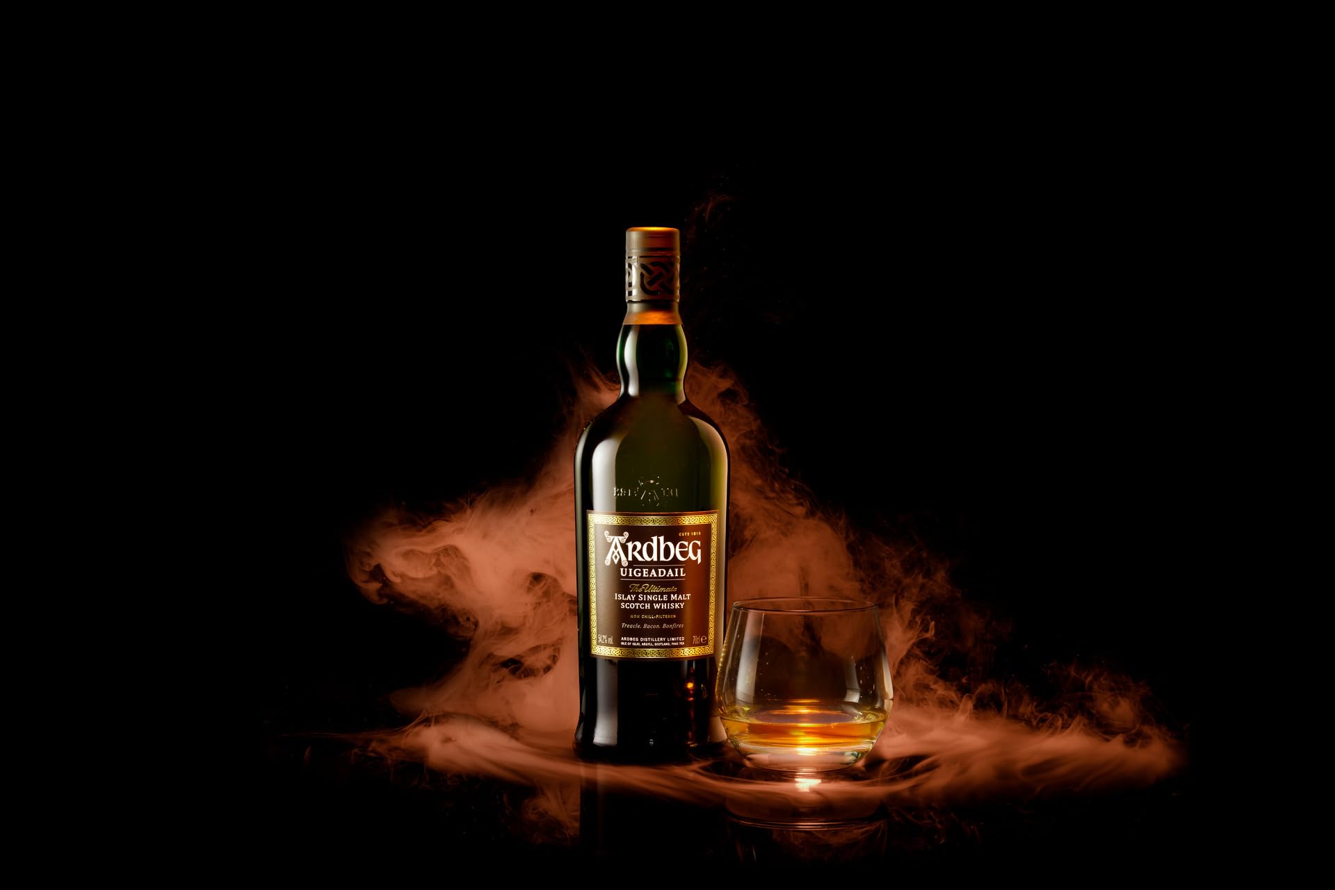 Ardbeg Uigeadail Whisky Single Malt 70cl 54,2% | Whisky single malt 54,2%. Vieilli dans d'anciens fûts de sherry et de bourbon. Profil fumé et boisé.