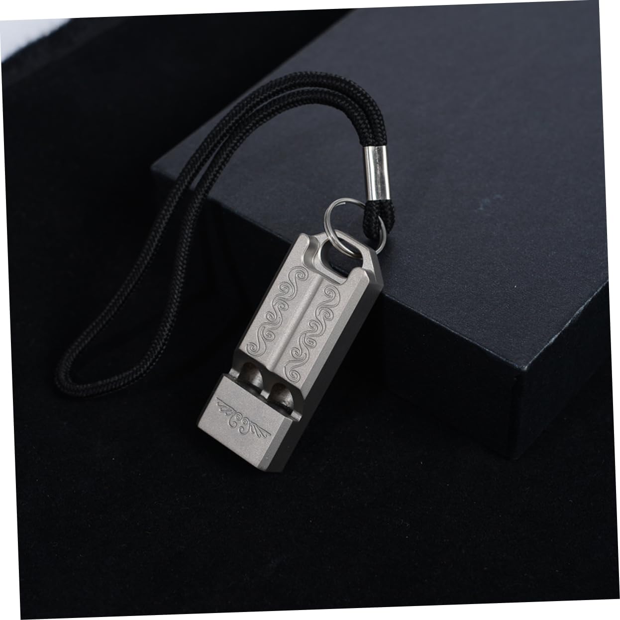 Homoyoyo Notpfeife zum Hilferufen Leichte Überlebenspfeife Titanlegierung mit Handschlaufe für Camping und Wandern und Outdoor Einsätzen