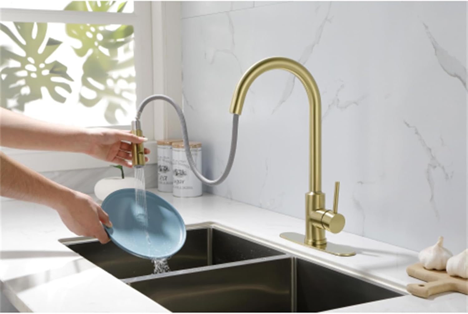 Kitchen Faucet with Pull-Down Sprayer Water Control Head Suitable for Family Restaurant Toilet Bathroom Sink