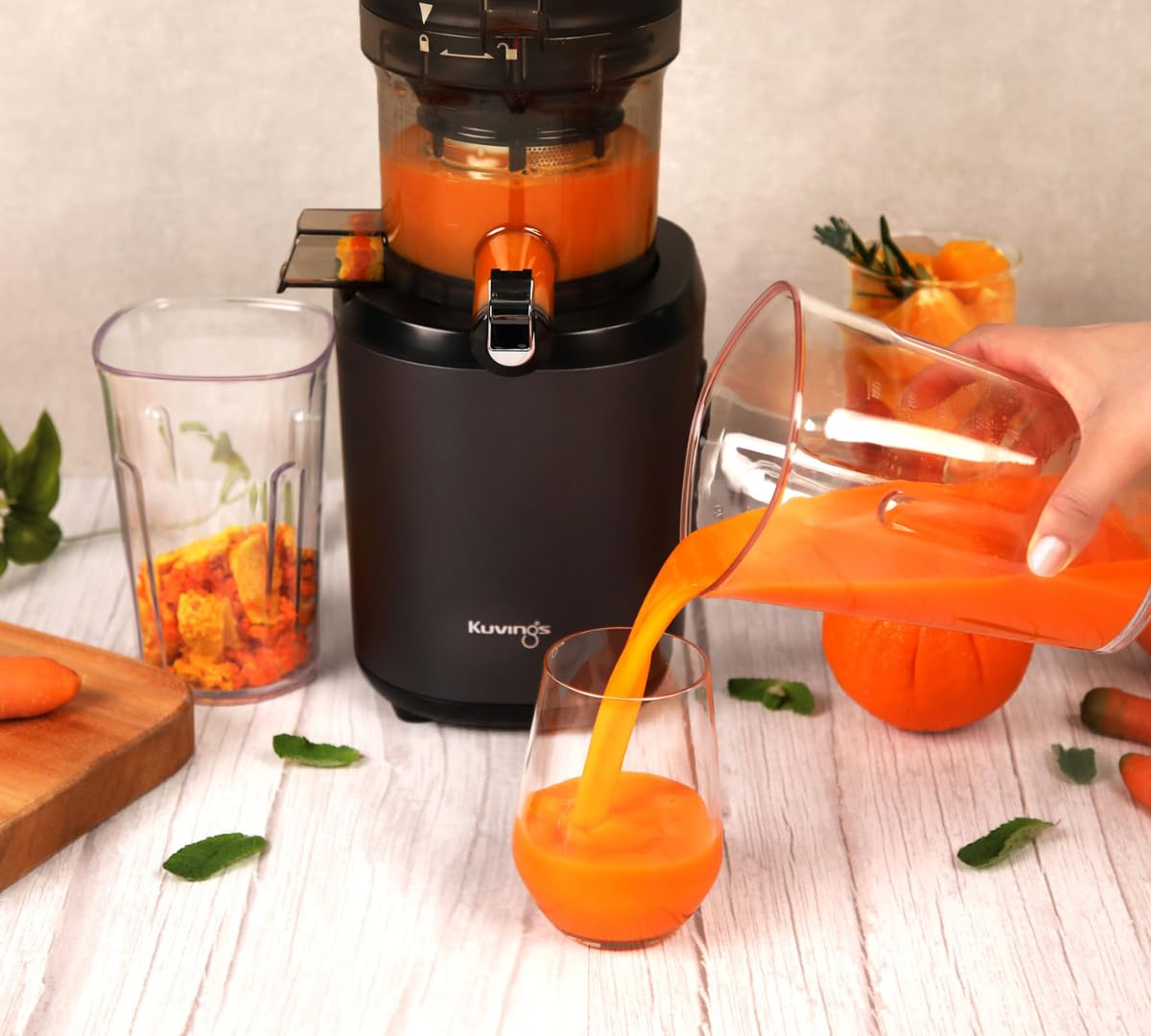Kuvings | Extractor de jugo manos libres AUTO6 | Corte automático de frutas y verduras enteras | Cesta de 1,7 L | Limpieza fácil | Azul marino