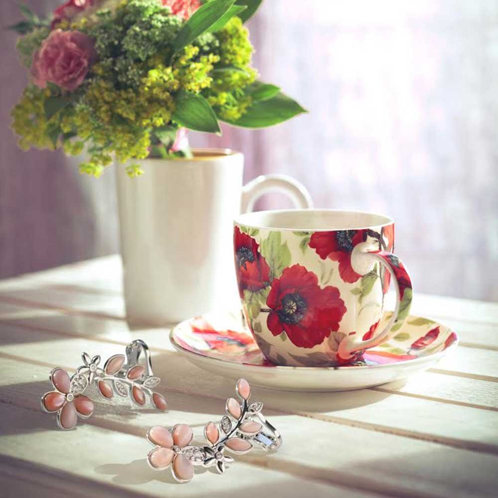 Orecchini a fiore in madreperla rosa chiaro per cartilagine per donne e adolescenti con clip in ottone placcato argento.