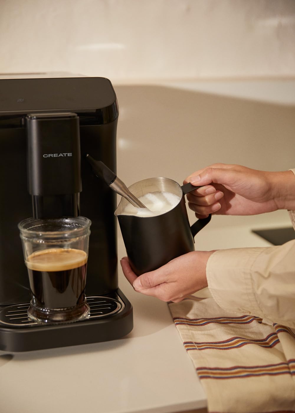 CREATE / THERA MATIC TOUCH/Kaffeevollautomat in Schwarz / 20 bar, 1.5L Tank, 180g Bohnenbehälter, Dampfarm, Touch-Bedienfeld, Selbstreinigungsfunktion, 1350W