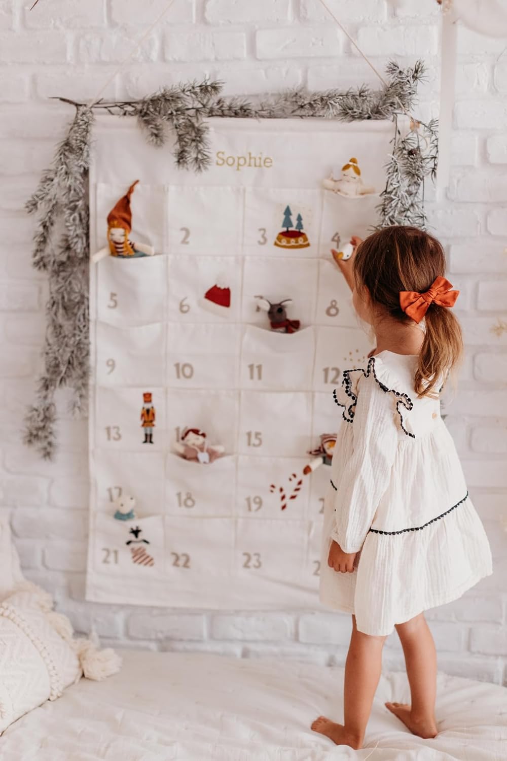 Kikadu Adventskalender – großer Stoff-Adventskalender zum Selber Befüllen, 24 Taschen, 100% GOTS Bio-Baumwolle, skandinavisches Design, naturfarben & bestickt, wiederverwendbar, Wandaufhänger