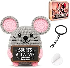 Patatoche Original | Peluche Souris Tricotée à la Main | Idée Cadeau Anniversaire Original Femme Homme Enfant | Cadeau Mignon Drôle Personnalisé NFC | Déco Positive | Boîte Métal Collector