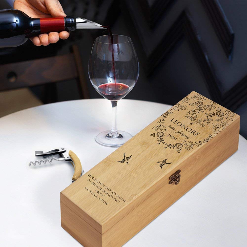 Maverton Weinbox für 0,7L Weinflasche - Wein Holzbox personalisiert + 4er Weinzubehör - Weinset Weinkiste - aus Bambus - Braun - Geschenk zum Geburtstag für Frauen - Bester Jahrgang