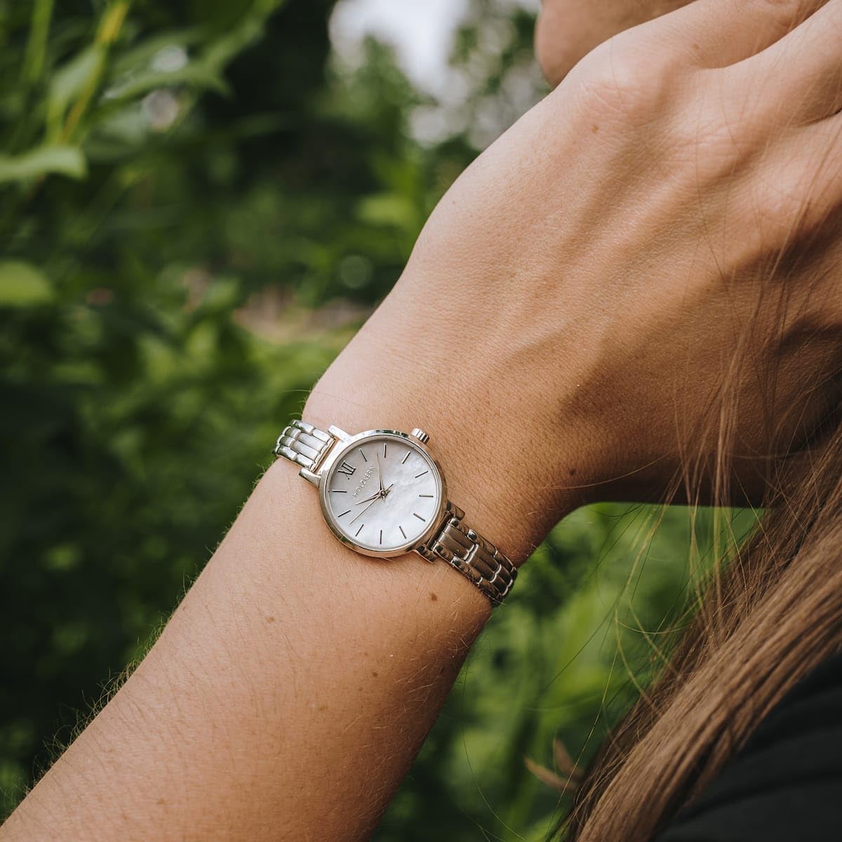 HOLZKERN Damenuhr Quarz Skadi Silberfarben/Perlmutt 9010631005023 | zarte Armbanduhr mit präzisem japanischen Quarzwerk für Frauen
