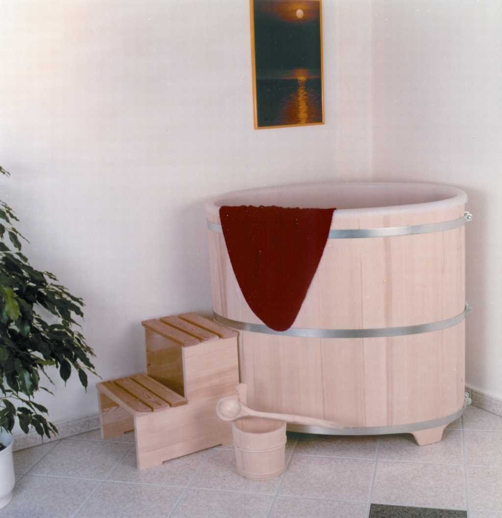 Piscina per sauna in legno di abete rosso con inserto in plastica e coperchio in plastica.