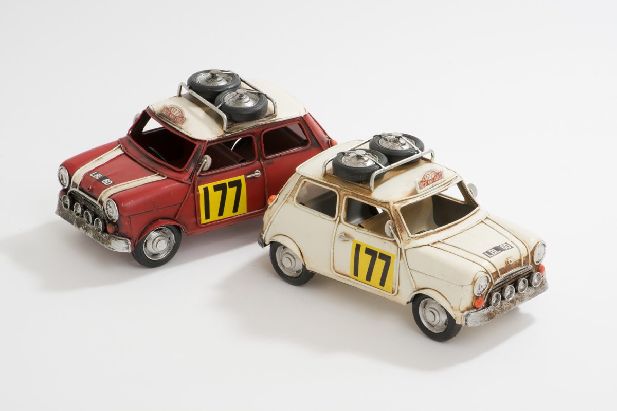 Mini coche de rally para carreras infantiles en el salón de casa