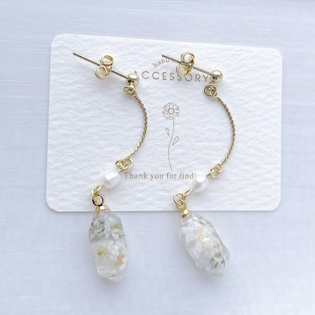 ピアス　緑　黄緑　かすみ草　レジン　ビジュー　水色　パール　チャーム　春　発表会 ピアス 緑 黄緑 かすみ草 レジン ビジュー 水色 パール チャーム