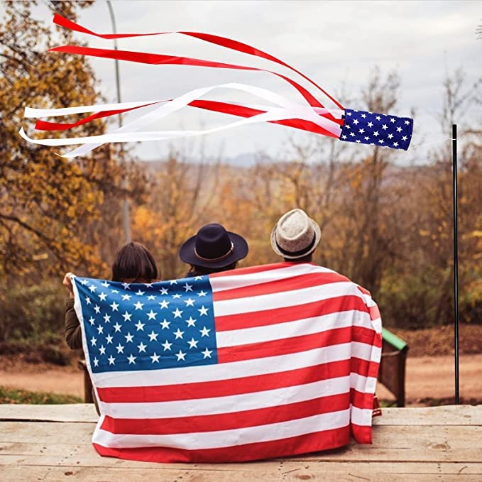 Bandiera Americana Sventola Nel Vento Isolata in Fondo Nero 3D Bandiera Americana Sventola Nel Vento Isolata in Fondo Nero 3D