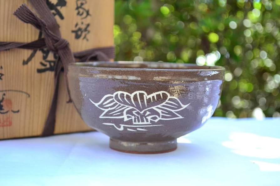 Amazon.co.jp: 高橋美水 仙台窯 象嵌 海老根之図 抹茶碗 茶碗 菓子器