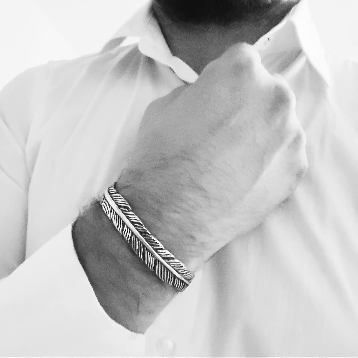 Ethno-Armband für Damen und Herren, starre Armspange in Federform in antikschwarzem 925er Silber.