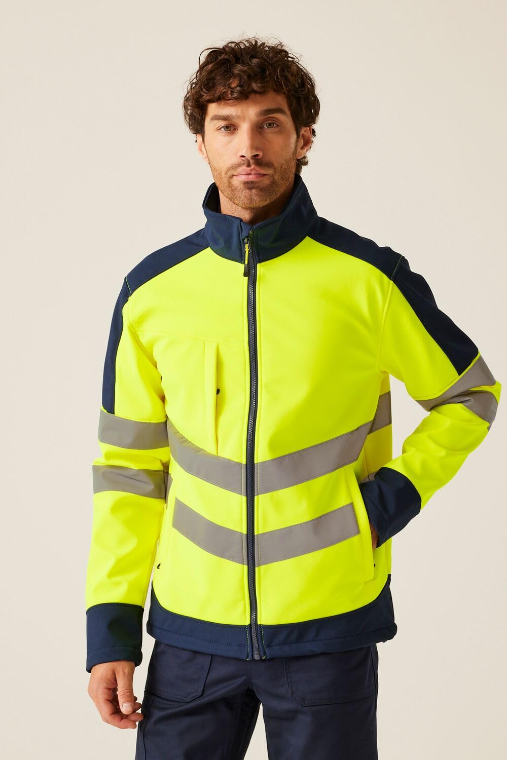 Regatta TRA625 20770 profesjonalna Hi-Vis wodoodporna i oddychająca kurtka softshell, żółta/granatowa, L