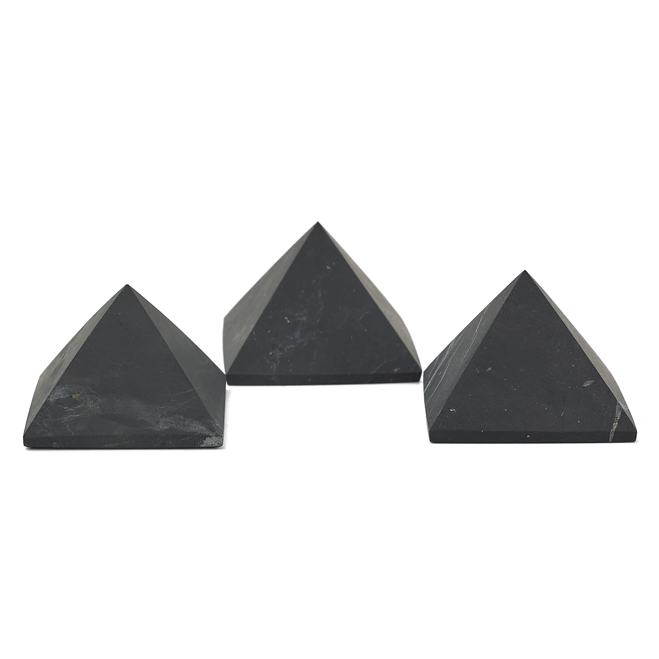 Pyramide Shungite sur le bureau pour créer un espace de méditation et bien-être Reiki