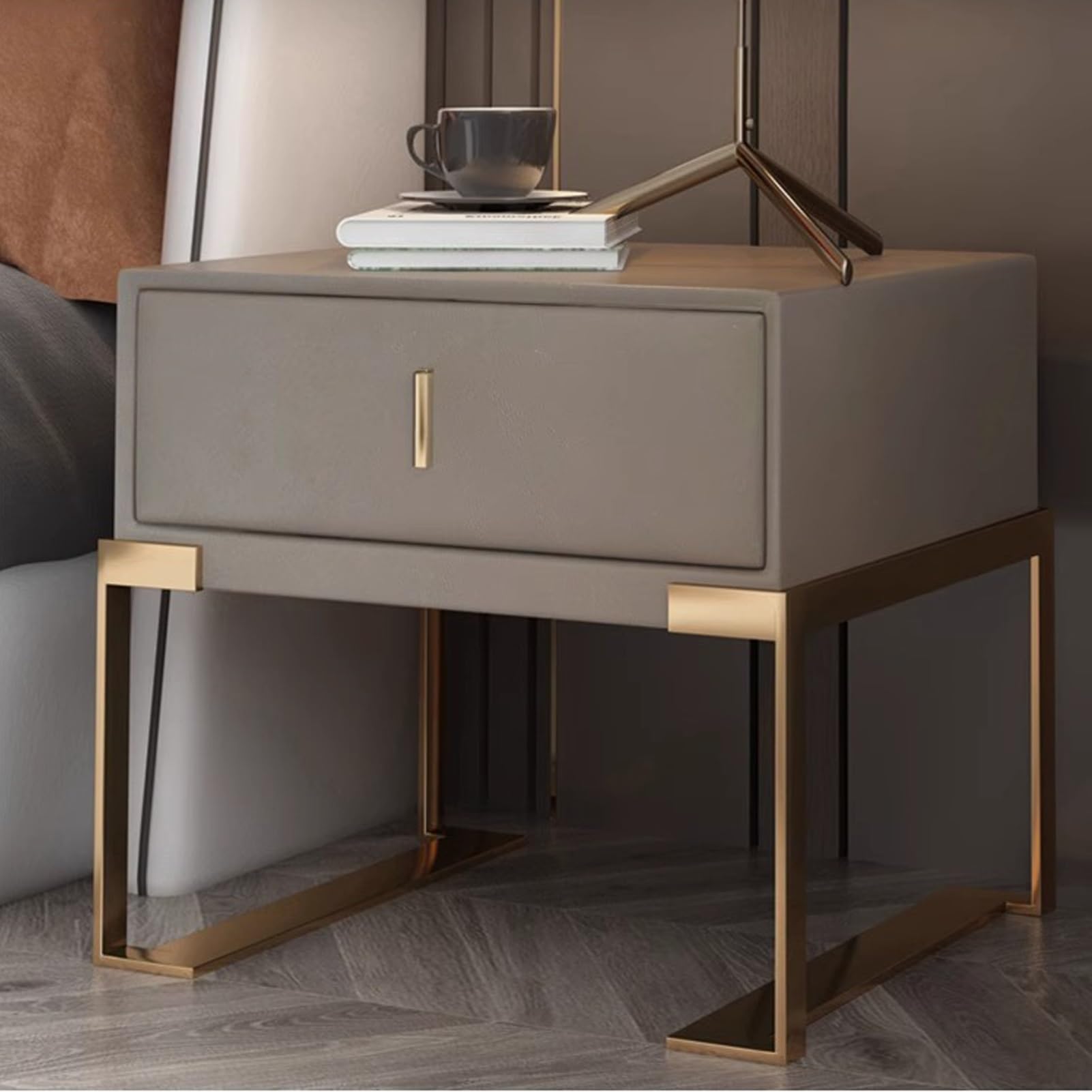 Table de chevet en cuir microfibre et pieds dorés pour chambre élégante