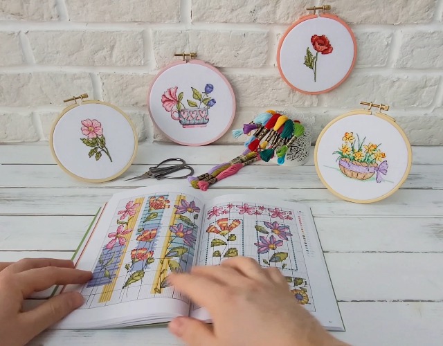 Image of Floral Dreams: Over 200 Floral Cross Stitch Motifs