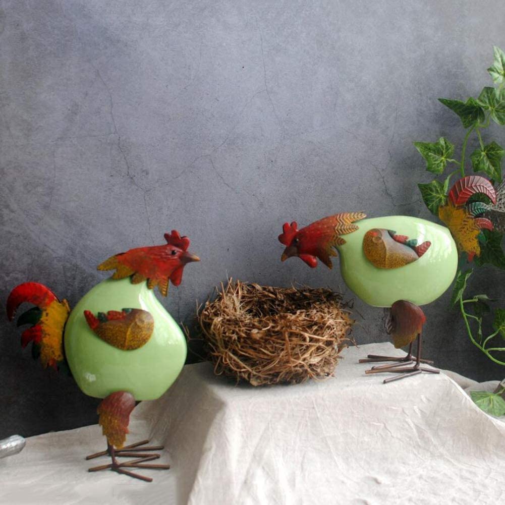 Coppia di ornamenti da giardino a forma di gallo, in ceramica e ferro, con