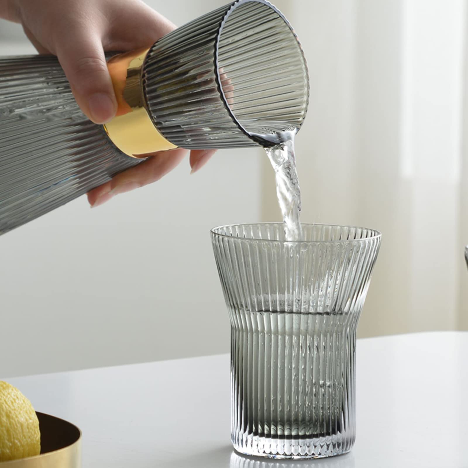 Fofetbfo Bedside Night Wasserkaraffe mit Deckel und Becher Glas Klar Nachttisch Karaffe mit Glas Nachttisch Wasserkaraffe mit Tassen Set für Schlafzimmer Nachttisch, 960ml