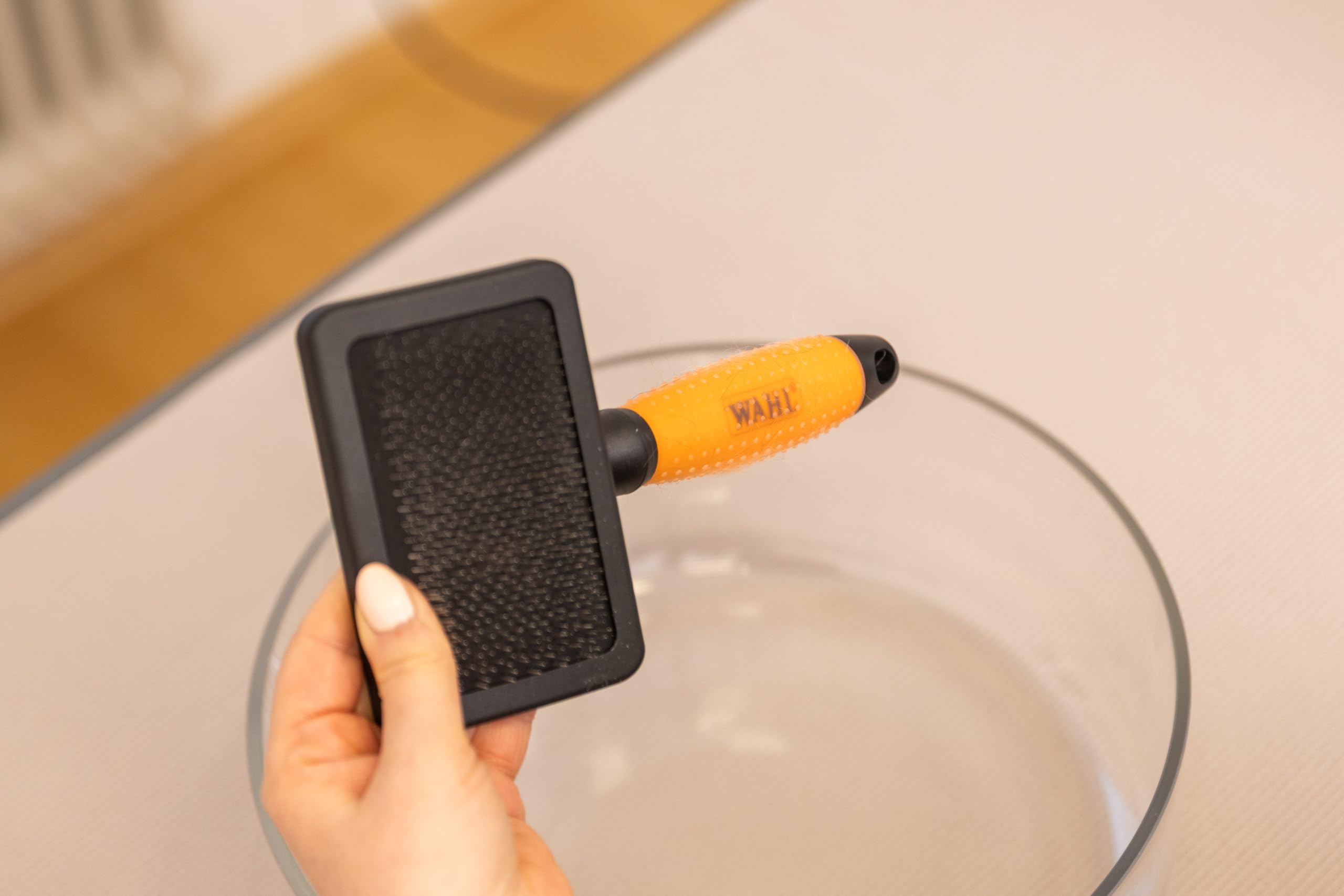 WAHL Średnia Szczotka Slicker Brush - Szczotka dla Psów i Kotów, Narzędzia do Pielęgnacji Zwierząt Domowych, Szczotka dla zwierząt o długiej i krótkiej sierści, Żelowa Rączka, Pomarańczowa