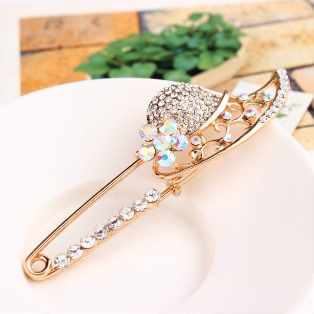 Broche vintage en diamant pour sublimer un tailleur de grande femme